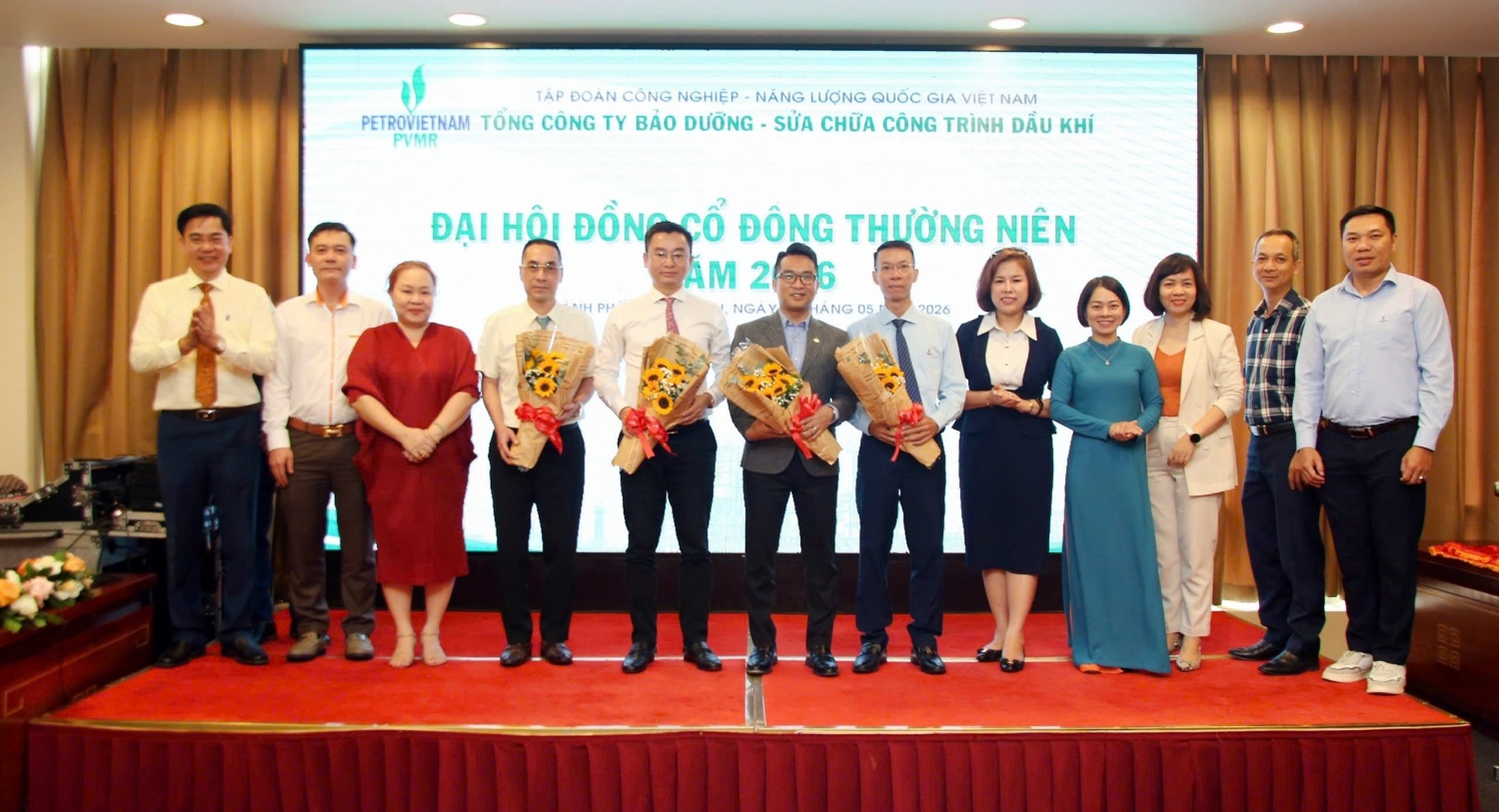 Cán bộ, lãnh đạo PVMR chúc mừng các thành viên ban lãnh đạo, điều hành, ban kiểm soát nhiệm kỳ mới.