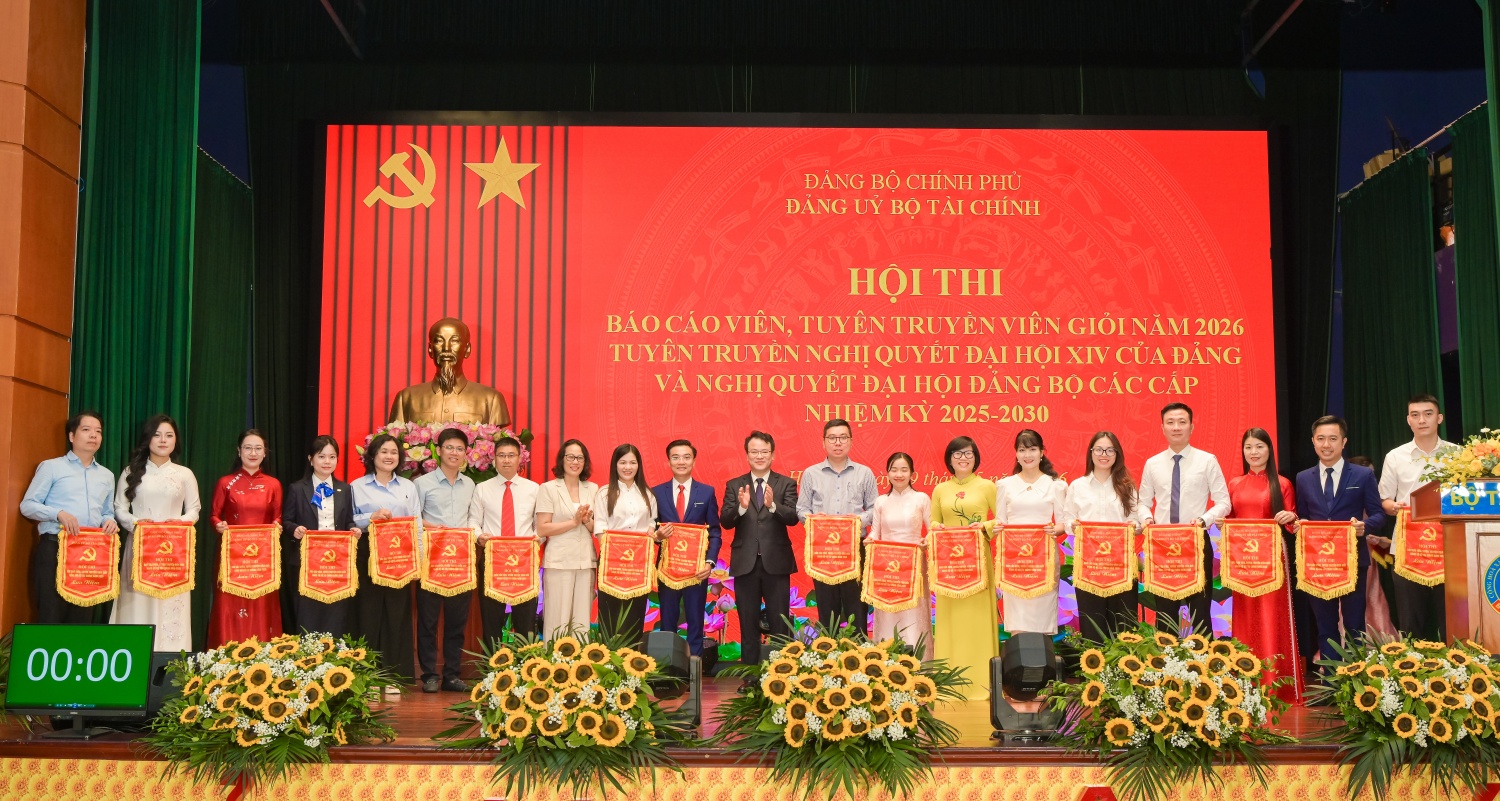 Ban Tổ chức trao cờ lưu niệm cho các thí sinh tham dự.