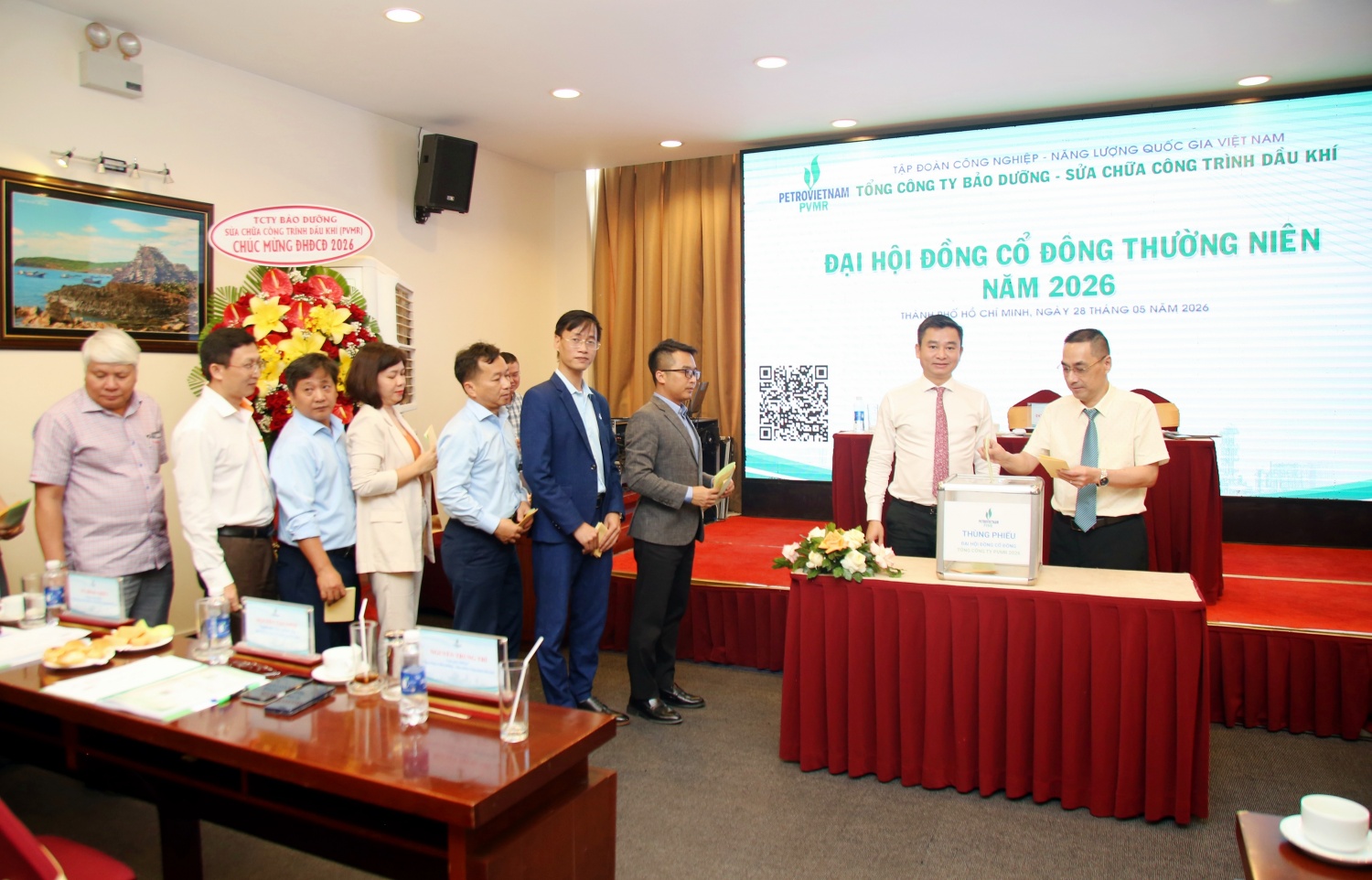 Các đại biểu tham gia biểu quyết, bỏ phiếu thông qua các nội dung tại Đại hội.