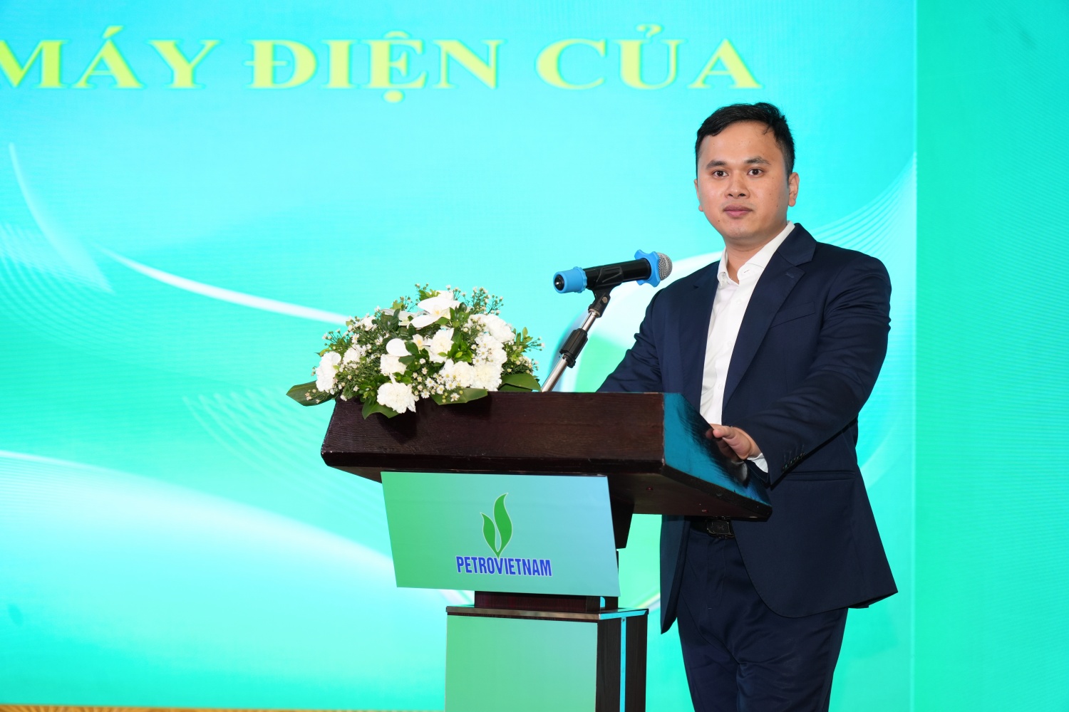 Đại diện Ban Điện và NLTT Petrovietnam báo cáo tình hình vận hành các nhà máy điện Petrovietnam hiện nay