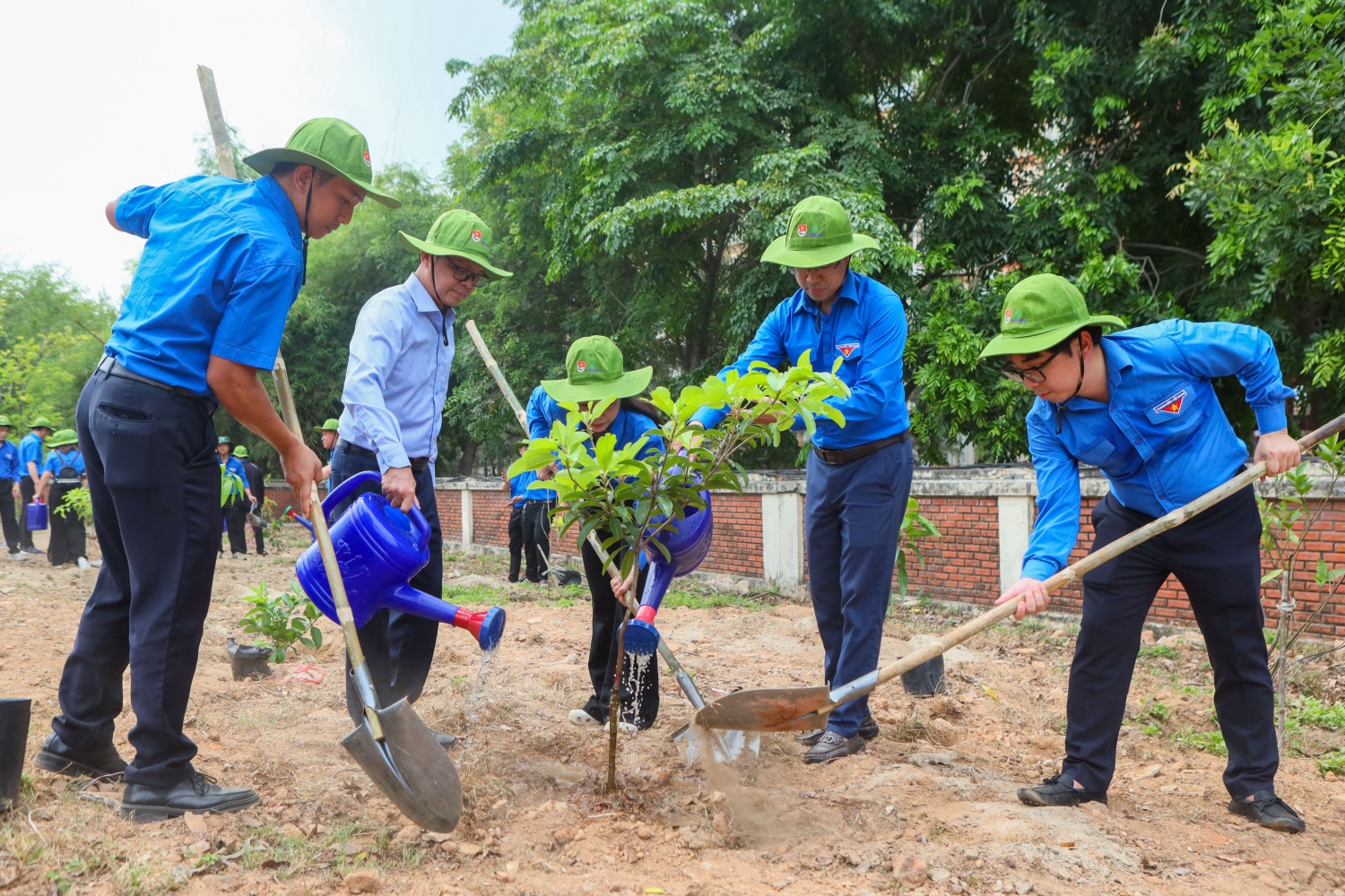 Đồng chí Bùi Hoàng Tùng, đồng chí Phạm Đăng An, đồng chí Nguyễn Văn Hội - Chủ tịch HĐTV PVSM và các đoàn viên thanh niên nhiệt tình hưởng ứng hoạt động trồng cây.