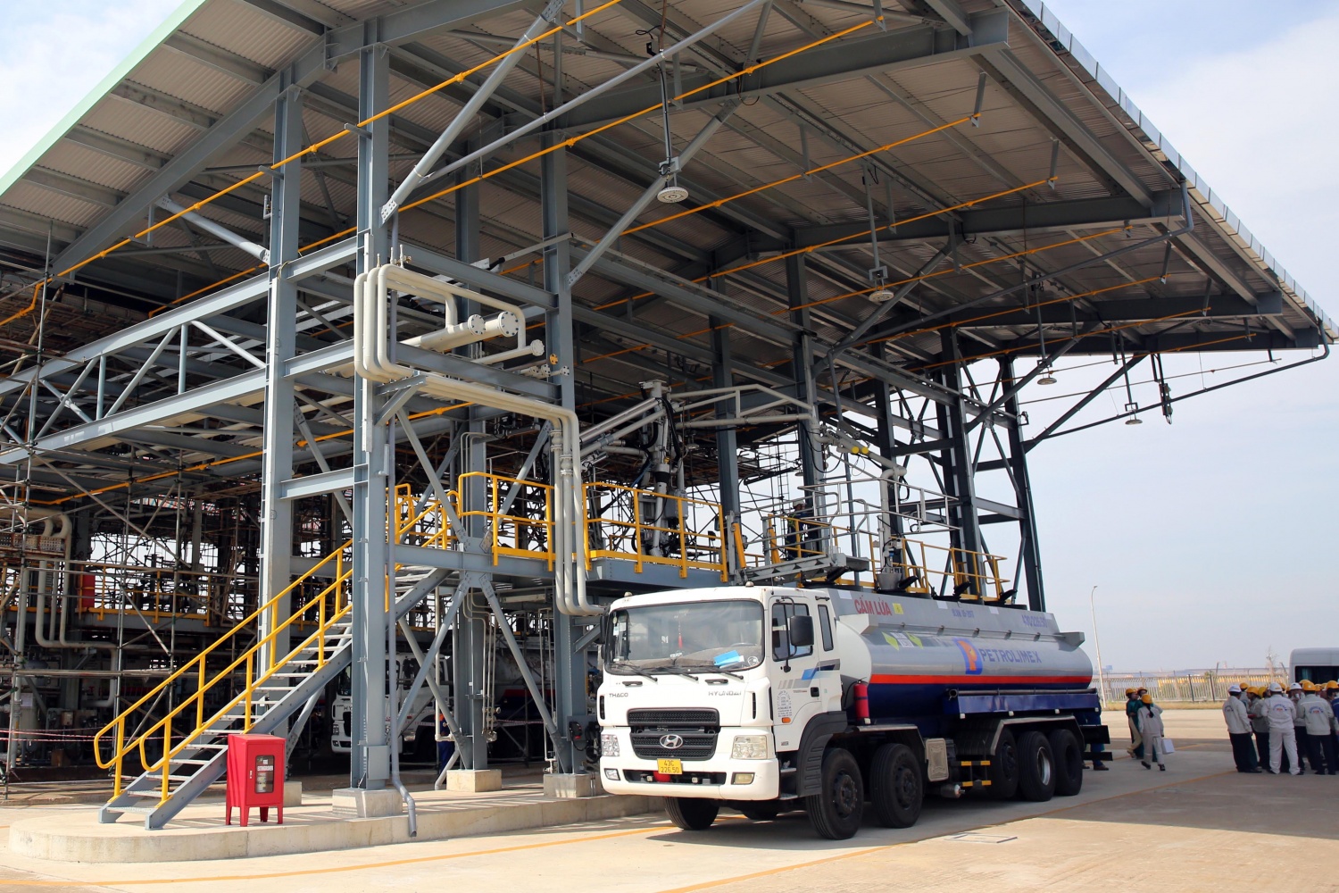 Xe bồn nhập sản phẩm ngay sau khi dự án được khánh thành.