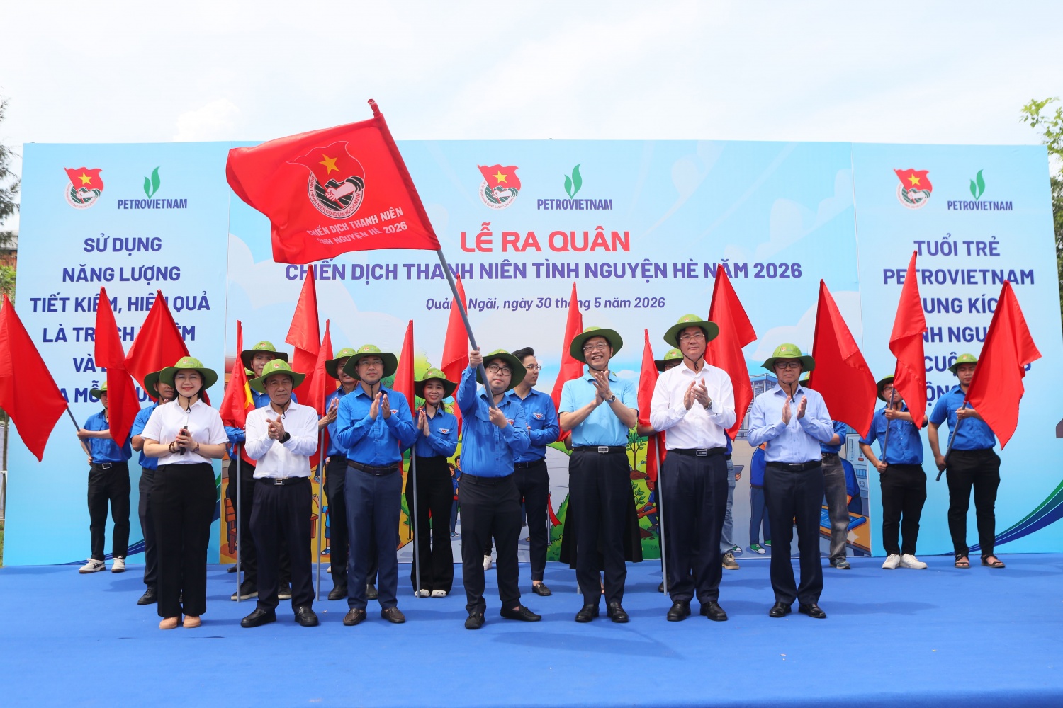 Dưới sự chứng kiến của đại diện Đoàn Thanh niên Chính Phủ, Đảng uỷ Petrovietnam và các tổ chức đoàn thể, Bí thư Đoàn Thanh niên Petrovietnam Phạm Đăng An đã phất cờ hiệu, phát động ra quân thực hiện các hoạt động trong Chiến dịch Thanh niên tình nguyện Hè năm 2026.