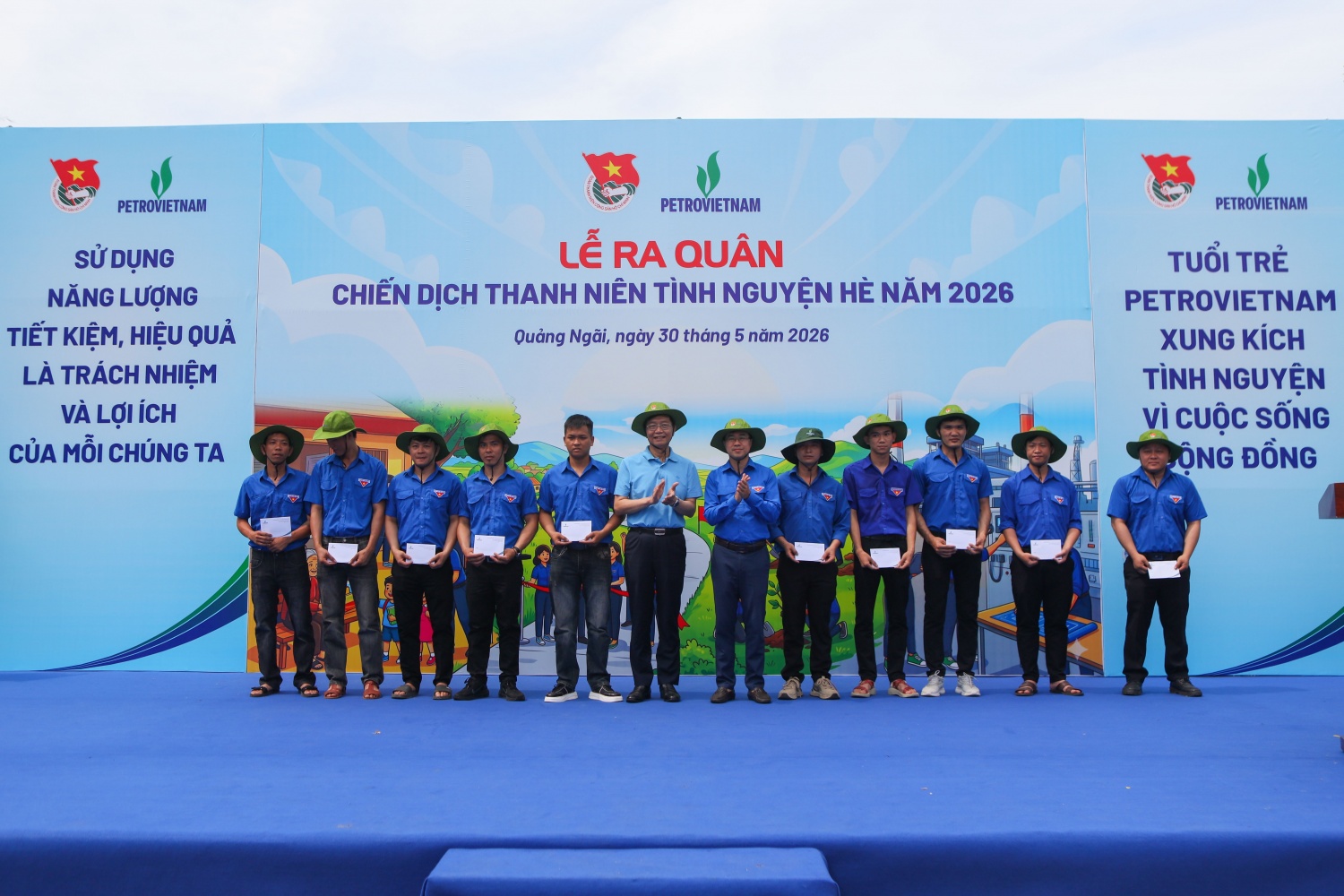 Tại lễ ra quân, lãnh đạo Đoàn Thanh niên Chính phủ và Đảng uỷ Petrovietnam đã trao tặng các phần quà cho các đoàn viên thanh niên, kỹ sư, người lao động các đơn vị trực thuộc Petrovietnam tại miền Trung.