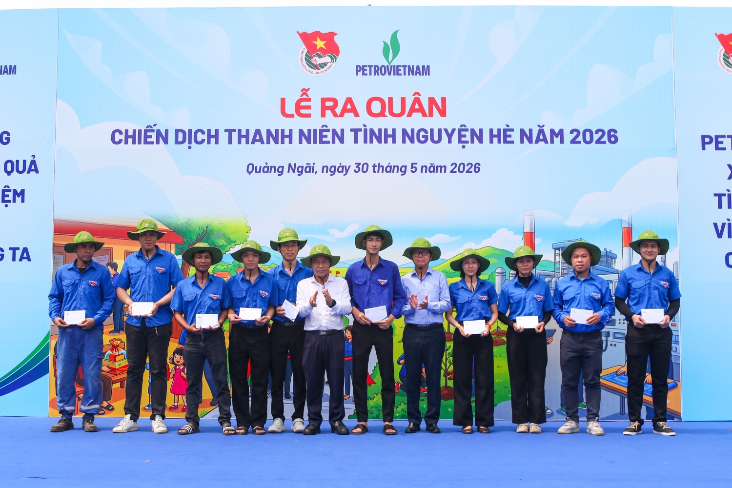 Các phần quà thiết thực nhằm hỗ trợ, sẻ chia những khó khăn của các đoàn viên thanh niên được trao tận tay tại lễ ra quân