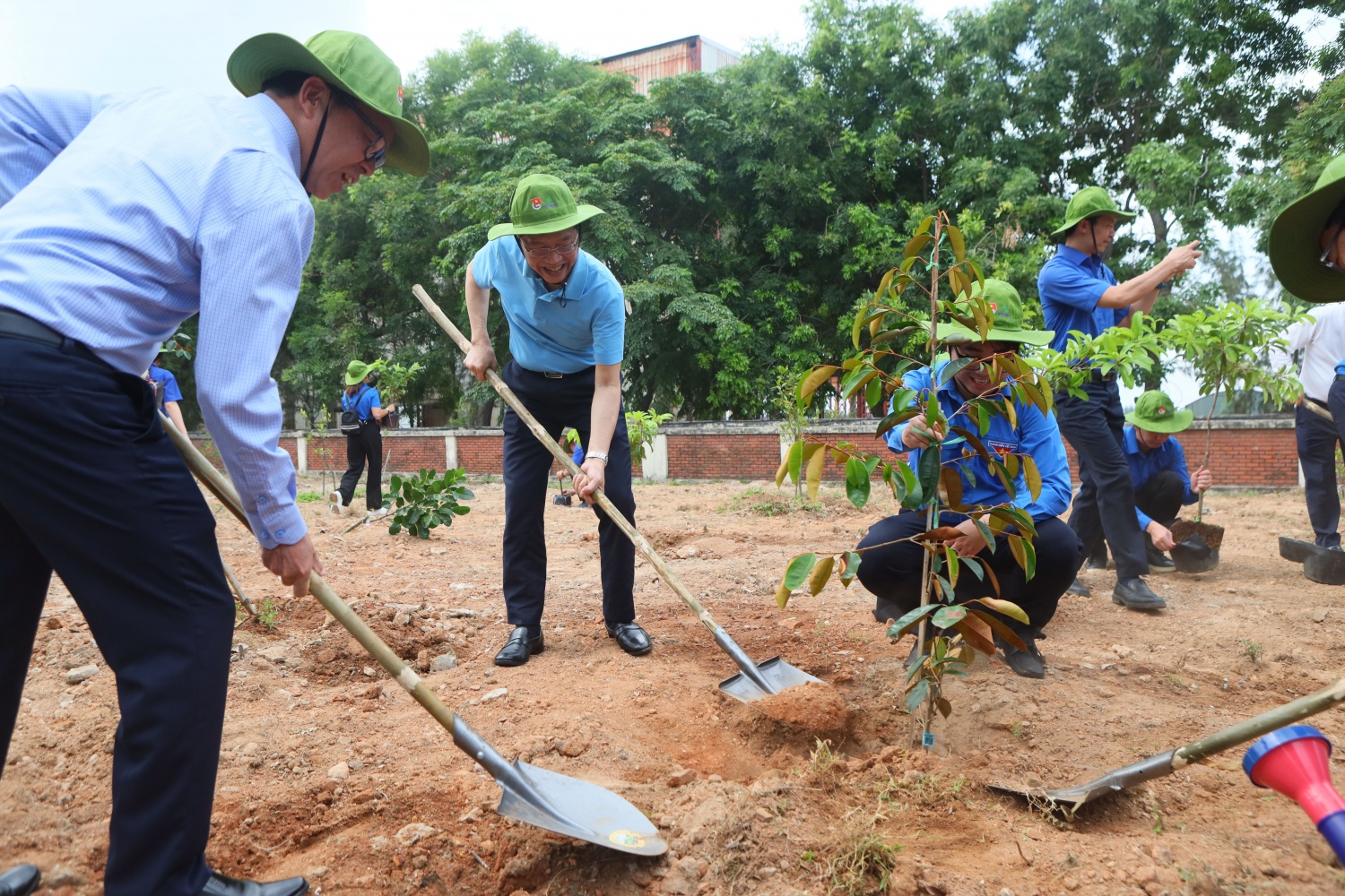 Đồng chí Trần Quang Dũng cùng các đại biểu trồng cây tại vườn cây thanh niên.