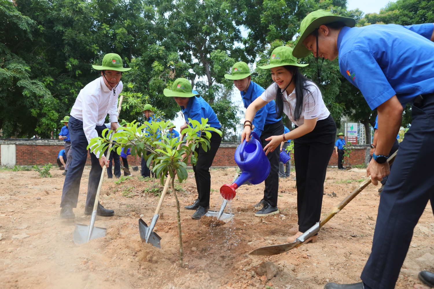 Đồng chí Nguyễn Mạnh Kha - Uỷ viên BCH Tổng Liên đoàn Lao động Việt Nam, Chủ tịch Công đoàn Petrovietnam và các đoàn viên thanh niên tham gia trồng cây.