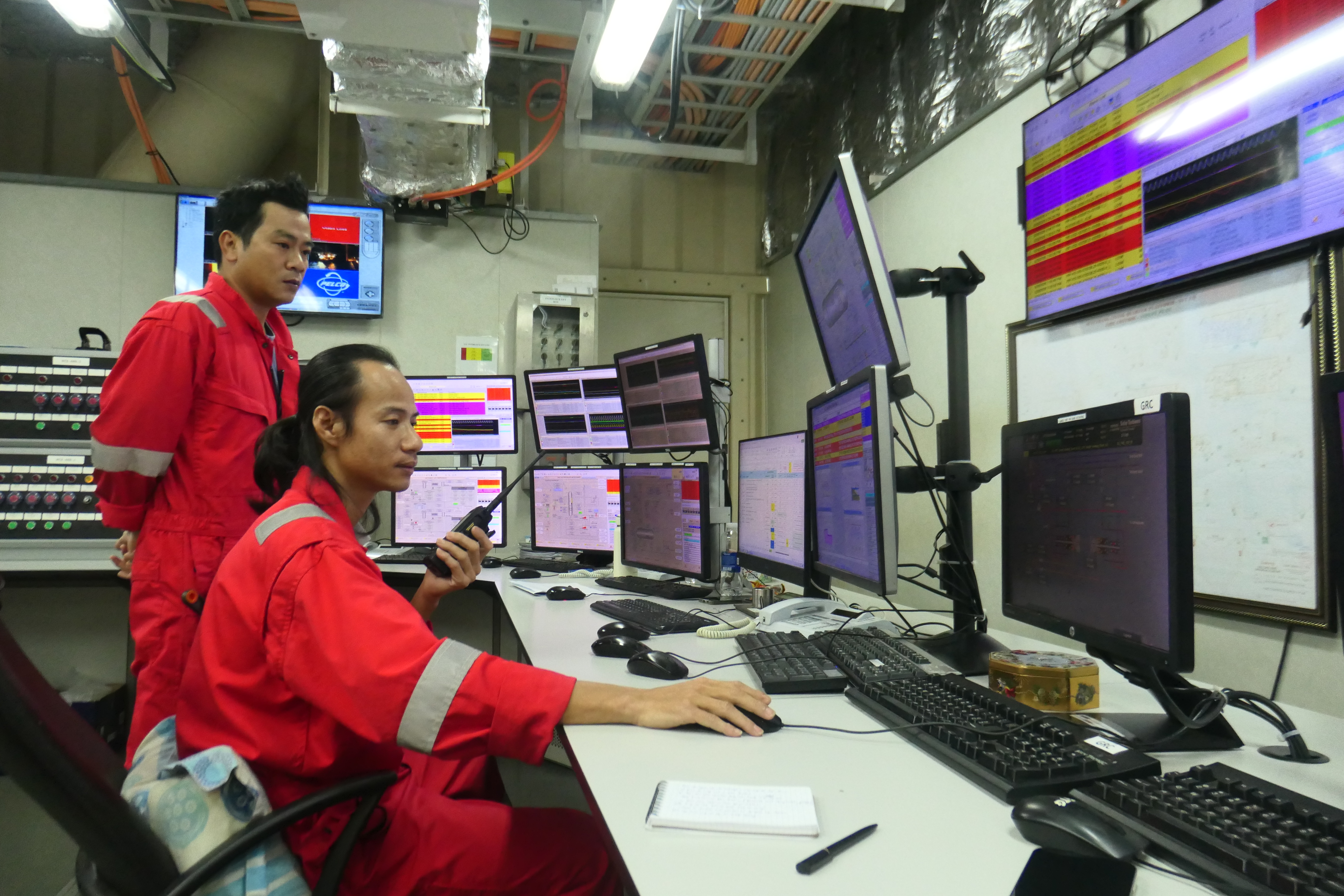 Vào lúc 0h00 phút ngày 30/5, Trưởng ca Lê Thanh Hóa và Đốc công Trần Mạnh Sĩ ra lệnh giảm áp máy nén khí và chuẩn bị xả áp trong các giếng dầu, giếng bơm khí.