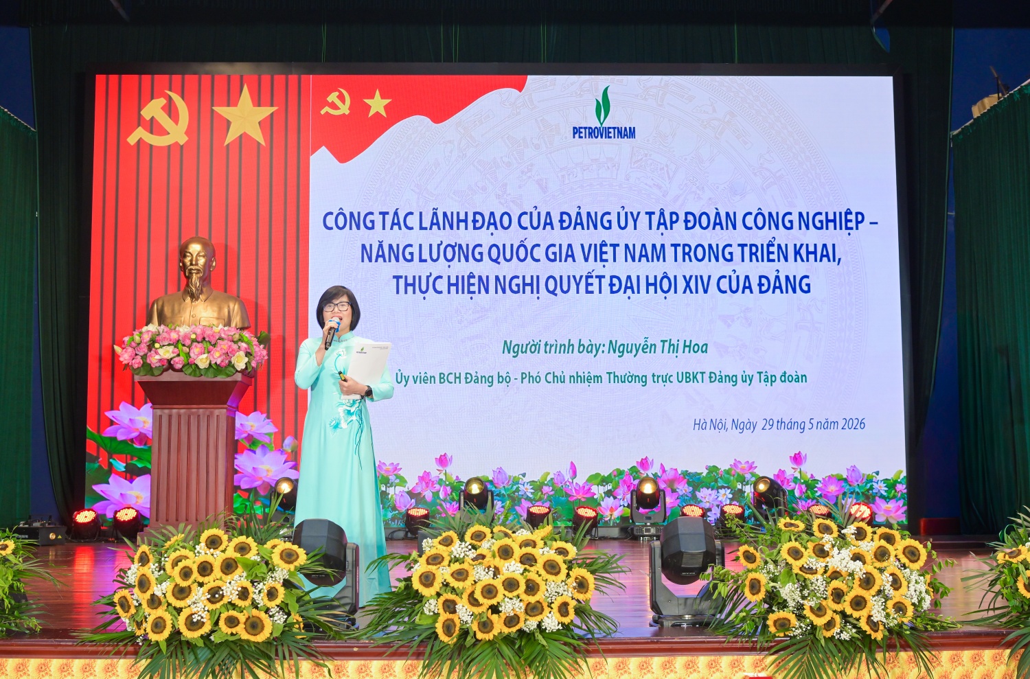Đồng chí Nguyễn Thị Hoa - Ủy viên Ban Chấp hành Đảng bộ, Phó Chủ nhiệm Thường trực Ủy ban Kiểm tra Đảng ủy Petrovietnam trình bày chuyên đề “Công tác lãnh đạo của Đảng ủy Tập đoàn Công nghiệp - Năng lượng Quốc gia Việt Nam trong triển khai, thực hiện Nghị quyết Đại hội XIV của Đảng”