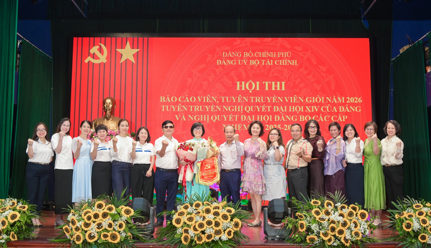 Đồng chí Phạm Quang Dũng, đồng chí Lê Anh Chiến cùng đại diện các ban/Văn phòng Tập đoàn và các đơn vị thành viên chúc mừng đồng chí Nguyễn Thị Hoa