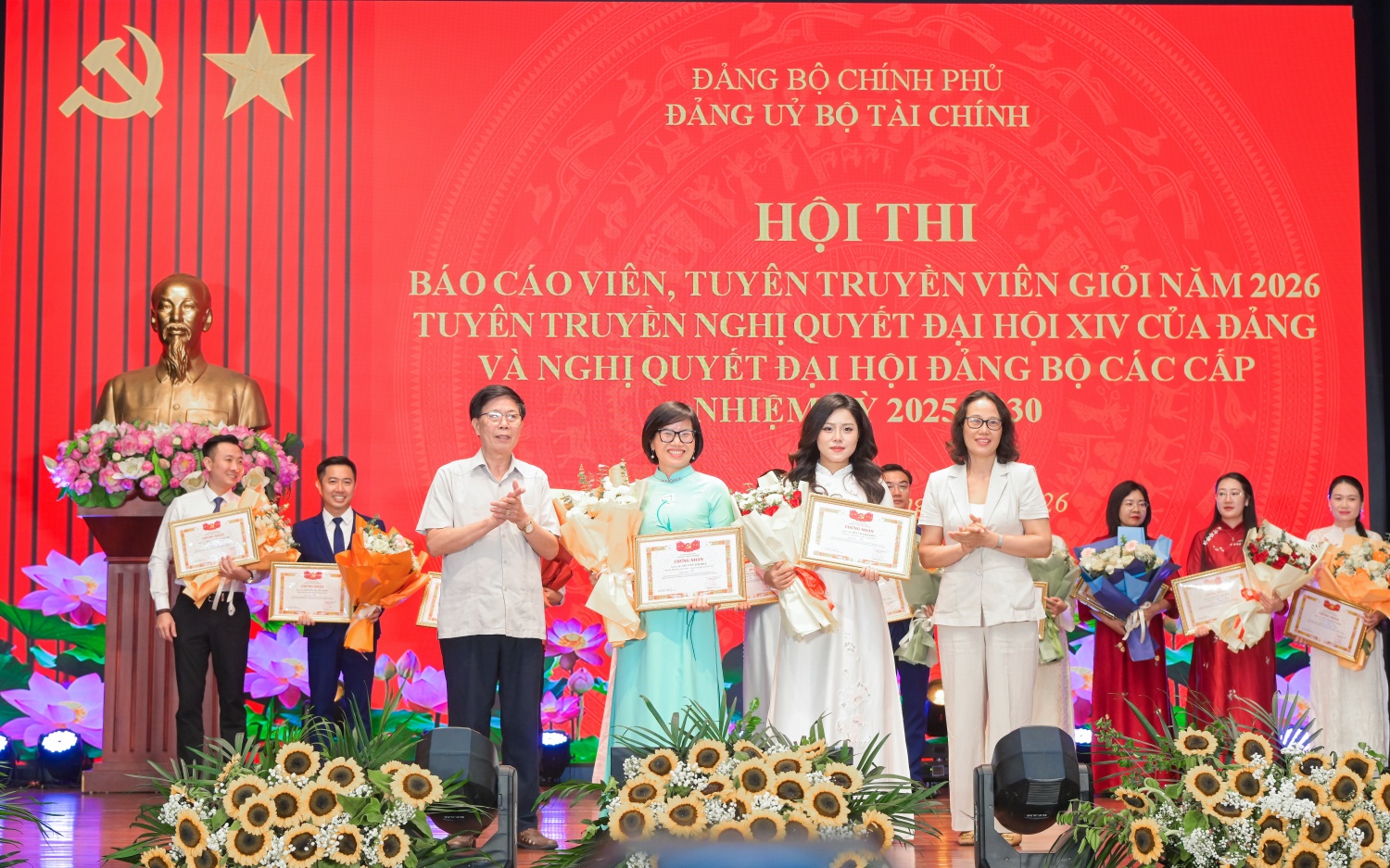 Ban Tổ chức trao giải Nhì tại Hội thi