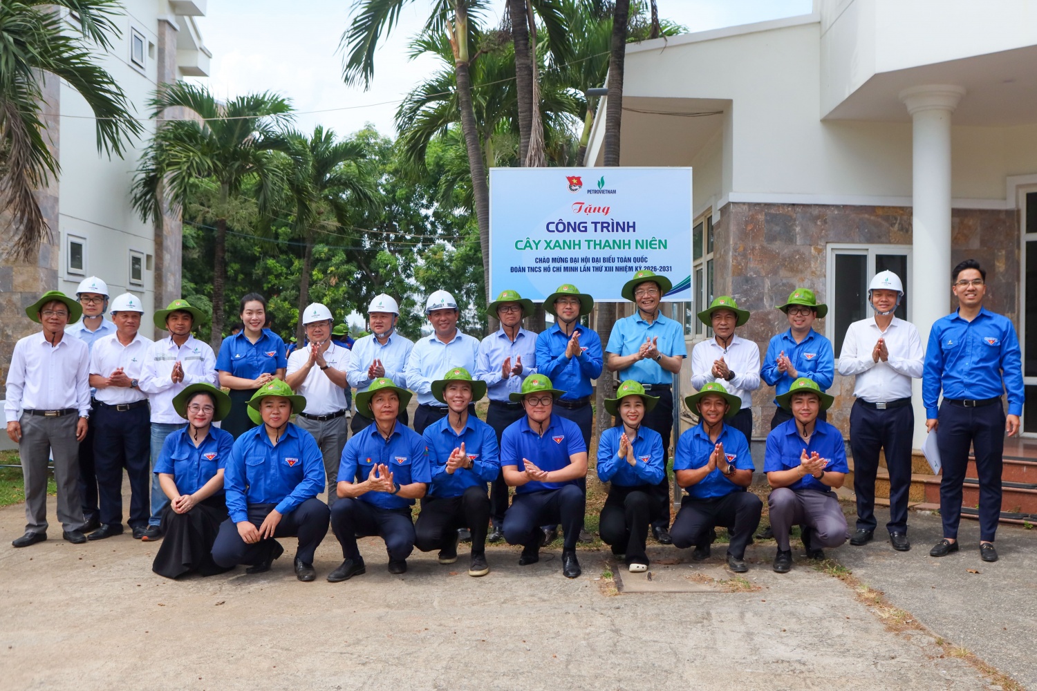 Các đại biểu tham dự lễ ra quân chúc mừng công trình cây xanh thanh niên do Đoàn Thanh niên Petrovietnam trao tặng tại PVSM.