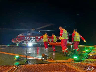Giàn FPU Đại Hùng 01 vận chuyển ngư dân gặp nạn lên trực thăng về bờ cấp cứu.