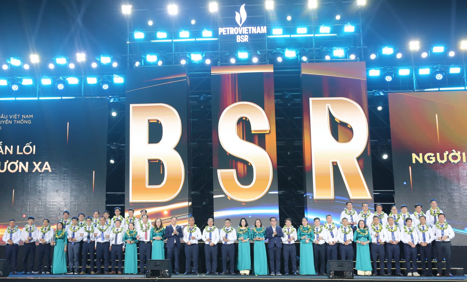 Lãnh đạo BSR tôn vinh những người lao động tiêu biểu của Tổng công ty.