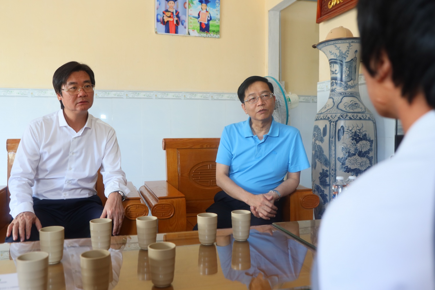 Đồng chí Trần Quang Dũng - Phó Bí thư Thường trực Đảng ủy Petrovietnam và đồng chí Nguyễn Mạnh Kha - Chủ tịch Công đoàn Petrovietnam thăm hỏi, động viên và đề nghị Công đoàn PVSM tiếp tục quan tâm, có thêm các hoạt động hỗ trợ đối với anh Huỳnh Tấn Thơm, đặc biệt là việc bố trí việc làm phù hợp.