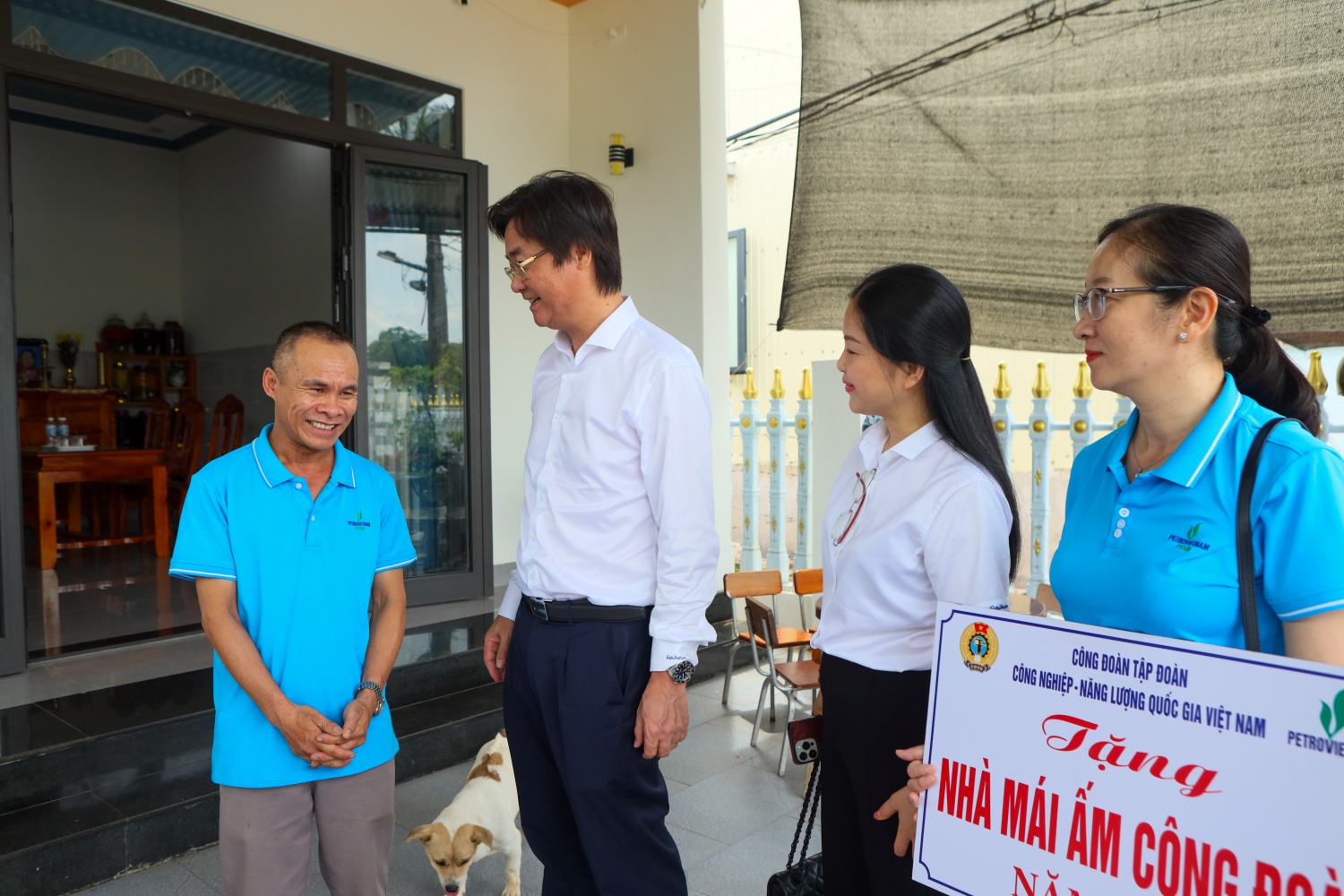 Đoàn công tác Công đoàn Petrovietnam thăm hỏi và trao tặng kinh phí hỗ trợ xây dựng nhà “Mái ấm Công đoàn Petrovietnam” cho gia đình anh Ao Quốc Minh.