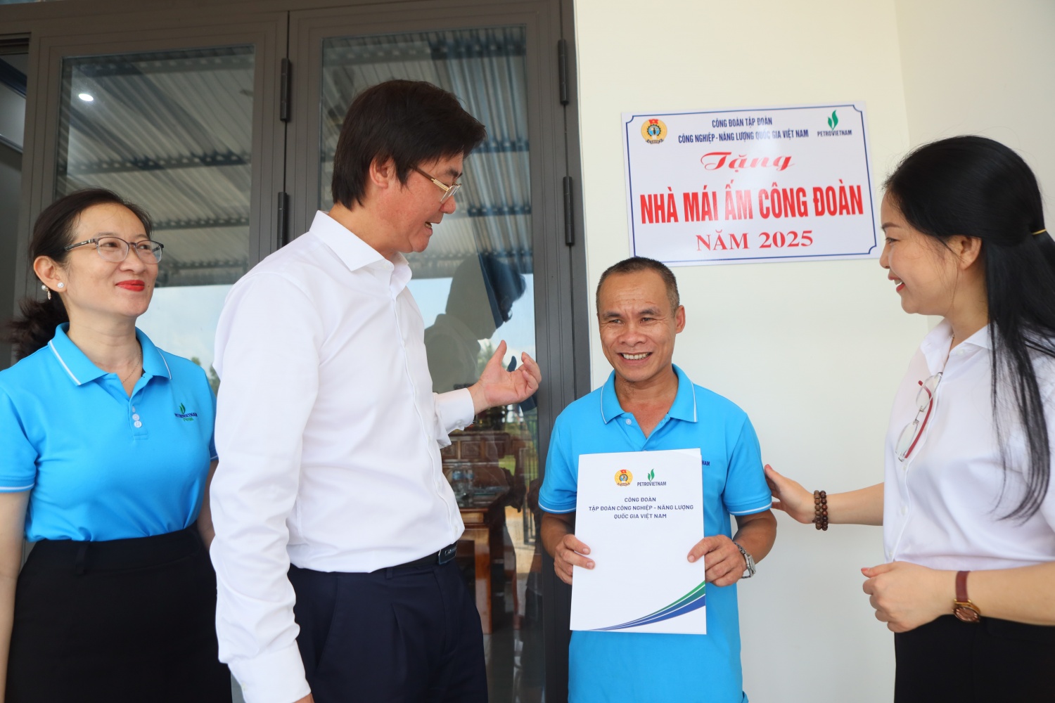 Anh Ao Quốc Minh đón nhận phần quà từ Công đoàn Petrovietnam và bày tỏ niềm vui, hạnh phúc khi nhận được sự quan tâm, chia sẻ từ Tập đoàn.