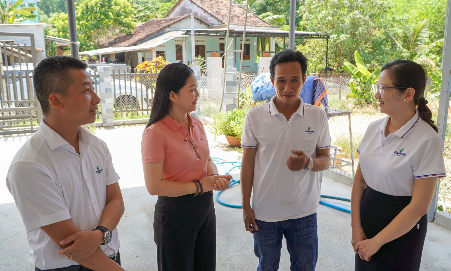 Đại diện Công đoàn Petrovietnam đến thăm hỏi và động viên NLĐ PVSM.