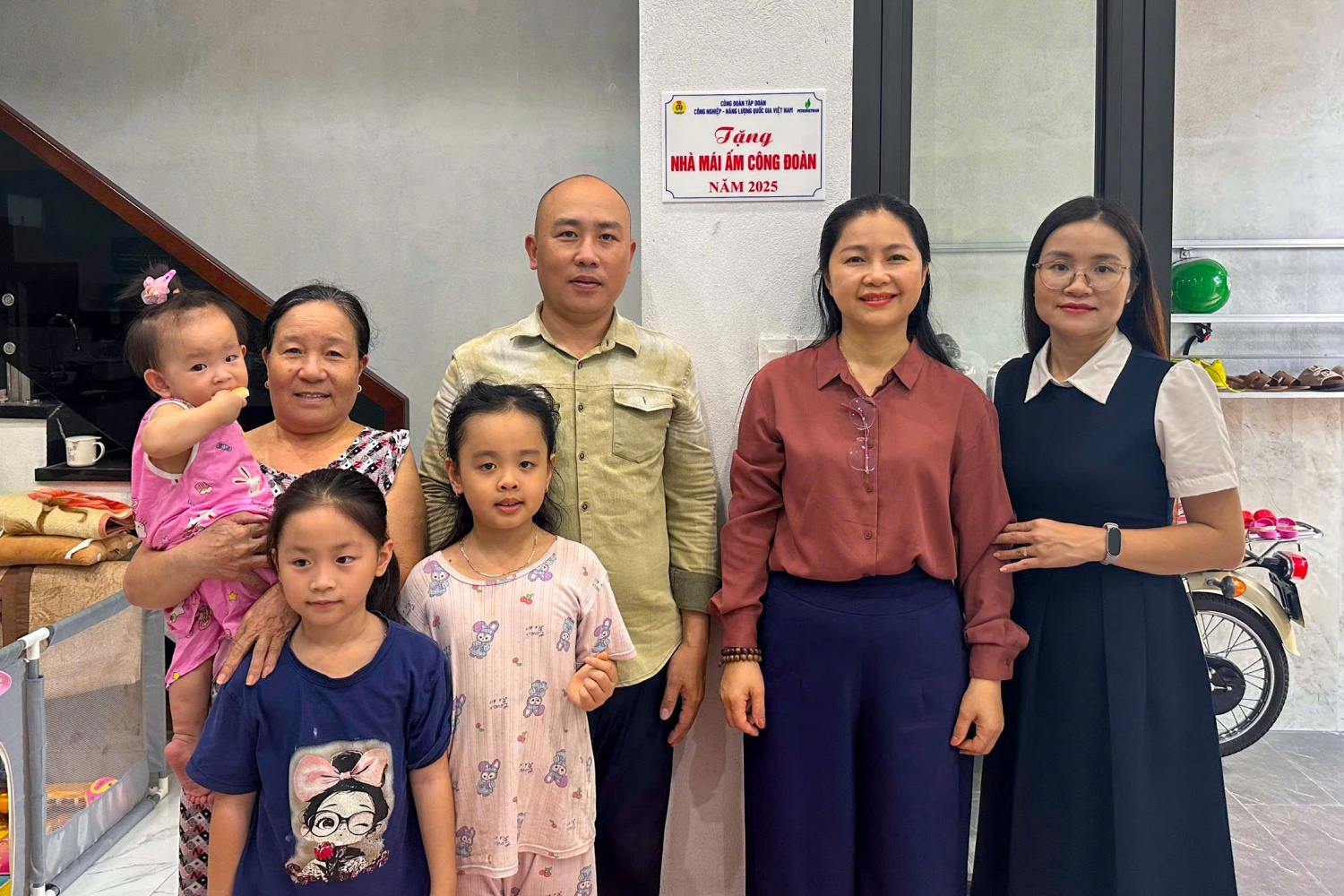 Đại diện Công đoàn Petrovietnam đến thăm hỏi, động viên và trao tặng kinh phí hỗ trợ xây dựng nhà ở cho gia đình anh Trần Trung Dũng - nhân sự thuộc PV Power.