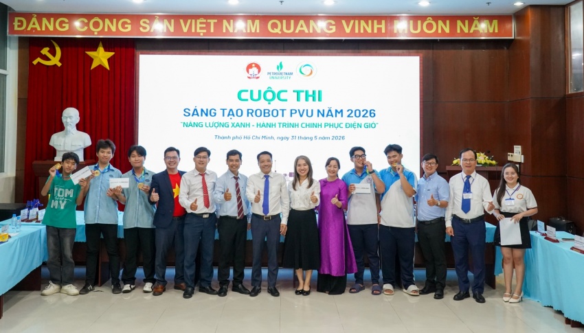 Ban tổ chức và các thầy cô cùng các đội đạt giải Nhất tại các bảng tại Cuộc thi Sáng tạo Robot PVU năm 2026.