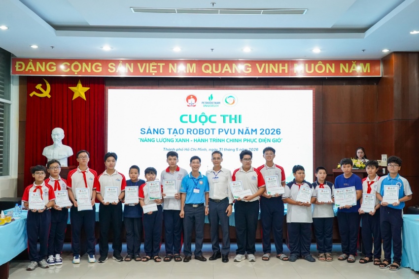 Ban tổ chức trao giải cho các đội thi tại cuộc thi Sáng tạo Rô bốt PVU 2026.