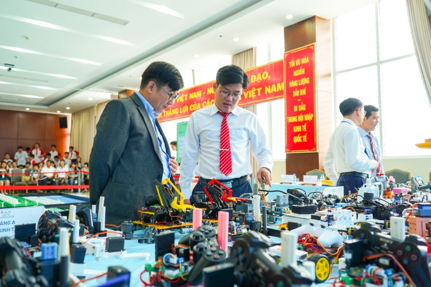 Ông Nguyễn Văn Trãi – Phó Trưởng Phòng Giáo dục Thường xuyên – Nghề nghiệp và Đại học, Sở Giáo dục và Đào tạo TP HCM cùng đại biểu tham quan các mẫu xe Robot tại cuộc thi.