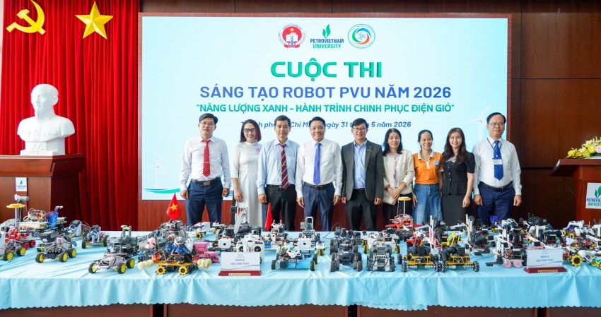 Ban tổ chức và các đại biểu cùng các thầy cô các trường tại Cuộc thi Sáng tạo Robot PVU năm 2026.