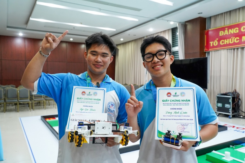 Em Đặng Minh Quân và em Ngô Gia Phước - Học sinh Trường THPT Châu Thành hạnh phúc khi đạt được giải Nhất khối THPT.