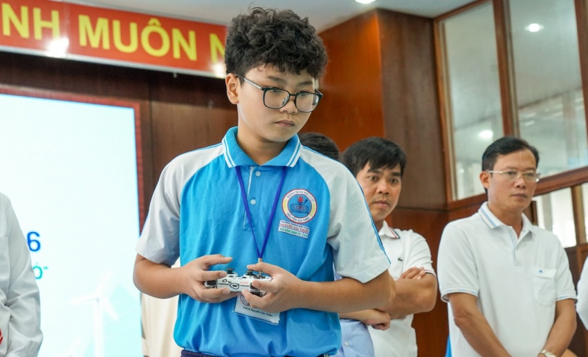Em Bùi Công Minh Tú, học sinh lớp 6/1, Trường THCS Nguyễn Gia Thiều phường Phước Thắng, TP HCM say sưa điều khiển robot trên cung đường chinh phục điện gió.