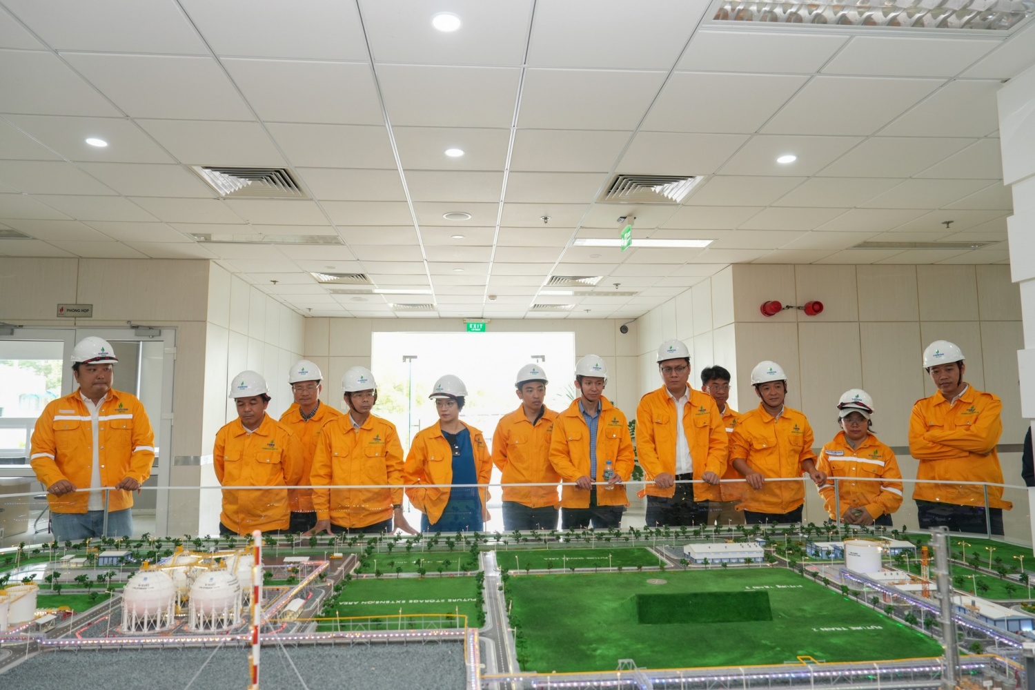 Các đại biểu tham quan thực tế và trao đổi trực tiếp tại Nhà máy Xử lý khí Cà Mau, Chi nhánh KTN