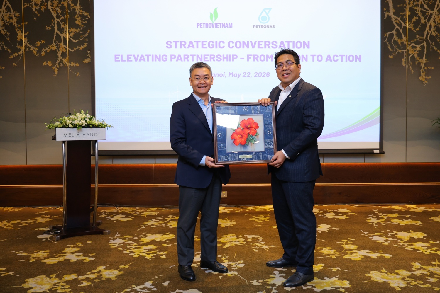 Ngày 22/5, tại Hà Nội, Petrovietnam và PETRONAS tổ chức Đối thoại chiến lược, đánh dấu bước phát triển mới trong quan hệ hợp tác giữa hai tập đoàn. Ảnh: Tổng Giám đốc Petrovietnam Lê Mạnh Cường tặng quà lưu niệm cho Tổng Giám đốc PETRONAS Tan Sri Tengku Muhammad Taufik
