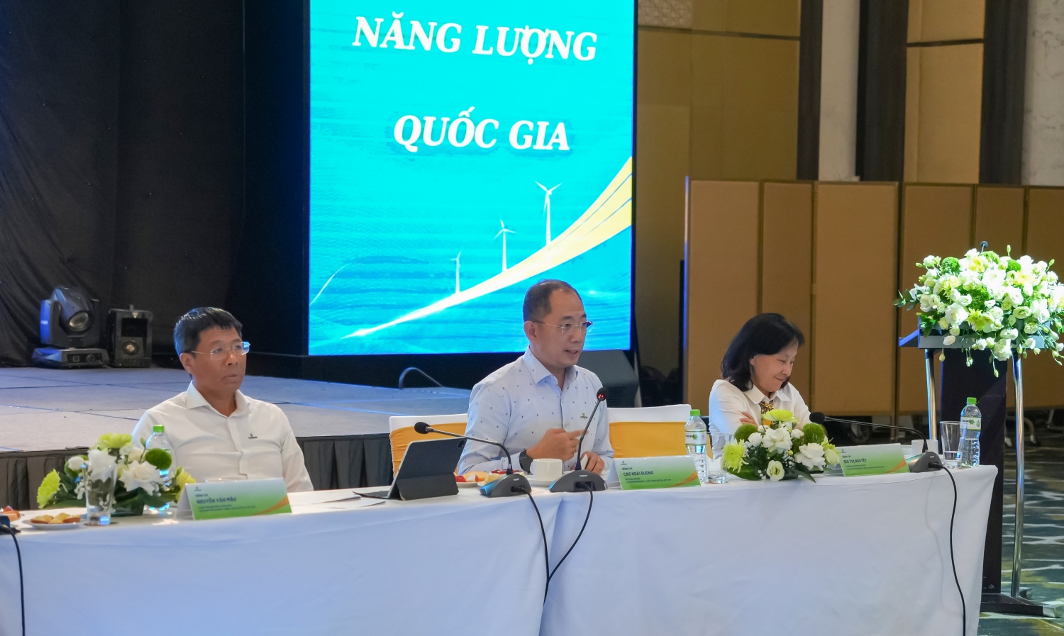 Chủ trì Hội thảo chuyên môn về công tác kiểm soát nội bộ năm 2026 gồm ông Nguyễn Văn Mậu - Thành viên HĐTV Petrovietnam; ông Cao Hoài Dương - Phó Tổng Giám đốc Petrovietnam; bà Bùi Thị Nguyệt - Trưởng ban Kiểm soát nội bộ Petrovietnam.