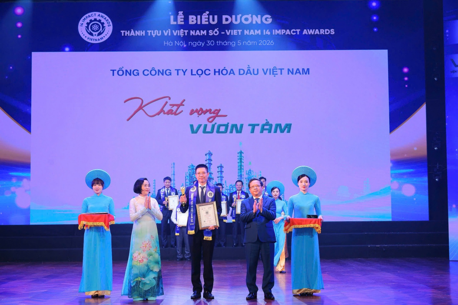 Đại diện BSR, Phó Tổng Giám đốc BSR Mai Tuấn Đạt nhận vinh danh tại Lễ trao giải Vietnam I4 Impact Awards 2026.