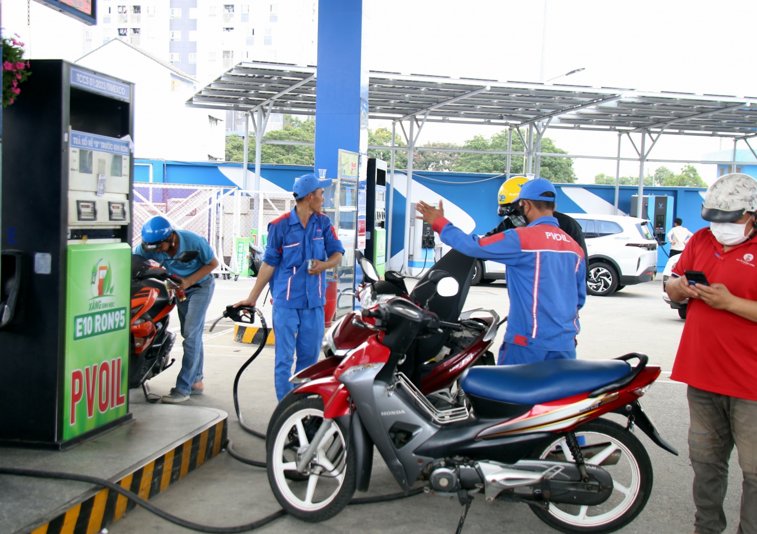 Người dân đón nhận xăng E10 với tâm lý tích cực.