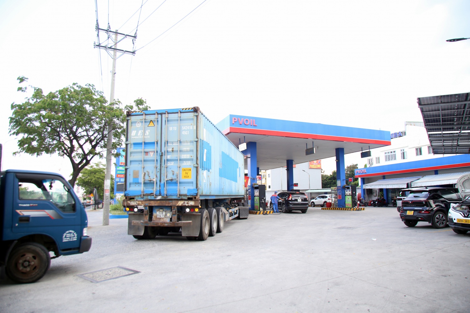 Phương tiện xếp hàng tiếp nhiên liệu tại cửa hàng xăng dầu Phú Hữu.