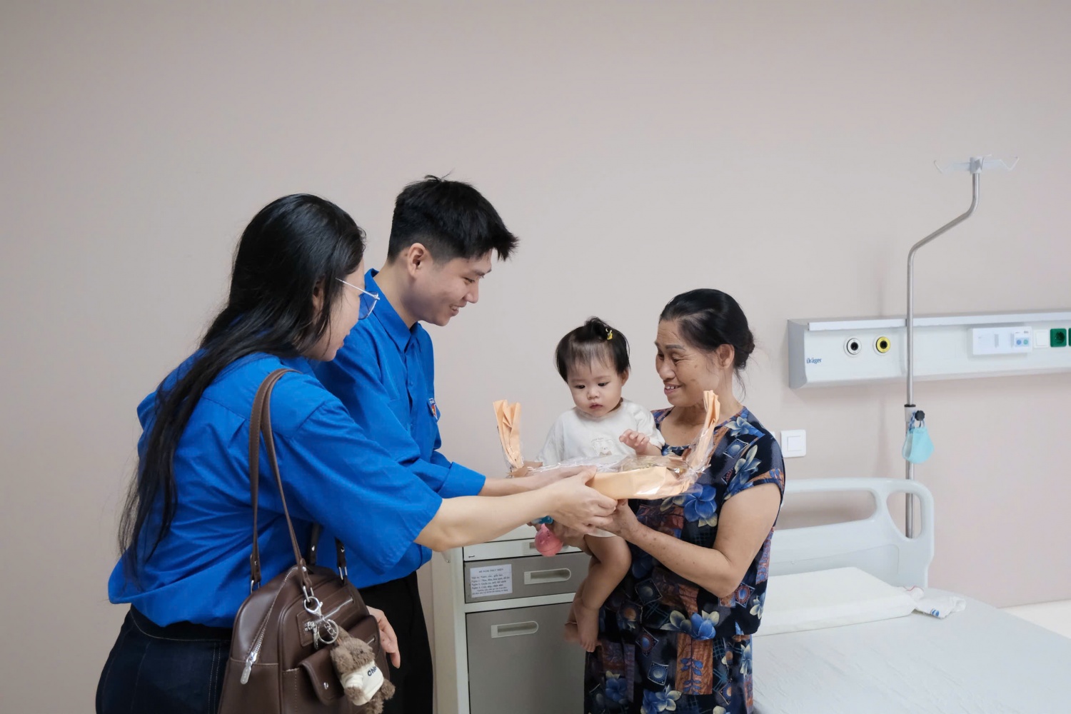 Đoàn viên, thanh niên PV Power trao quà đến các bệnh nhi.