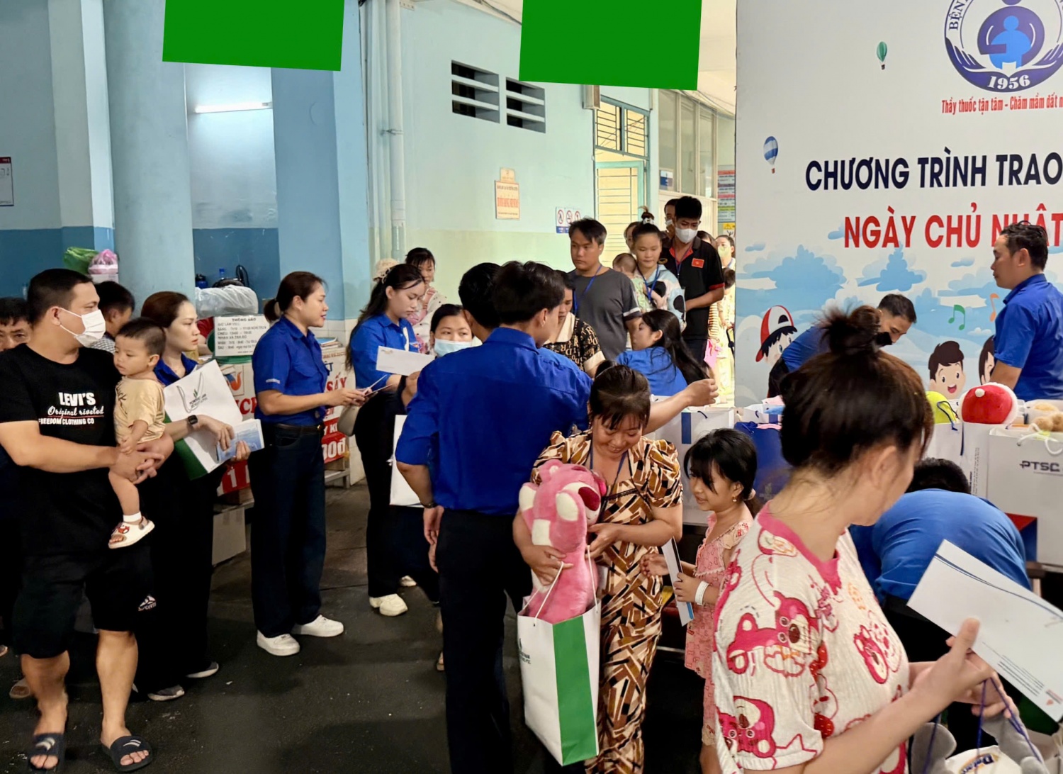 Đoàn Thanh niên Petrovietnam tổ chức tặng quà Quốc tế Thiếu nhi 1/6 cho các bệnh nhi Bệnh viện Nhi đồng 1, TP Hồ Chí Minh.