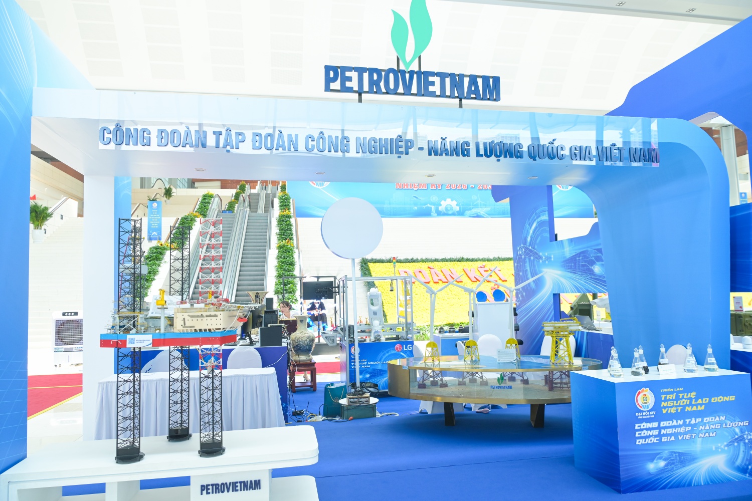 Gian hàng của Công đoàn Petrovietnam giới thiệu những công trình, sản phẩm và sáng kiến tiêu biểu của người lao động Petrovietnam tại Đại hội XIV Công đoàn Việt Nam.