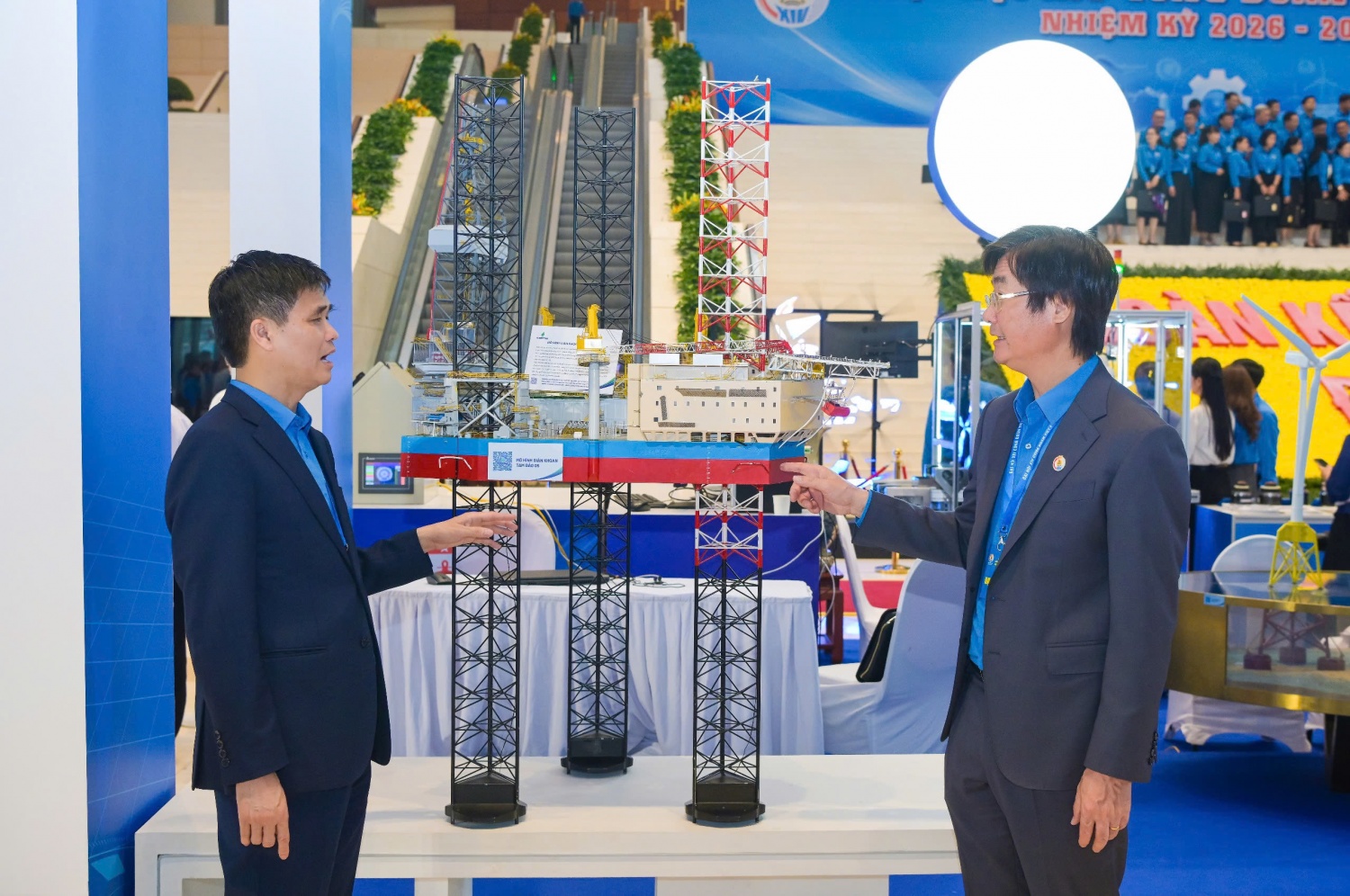 Đồng chí Nguyễn Mạnh Kha - Ủy viên Ban Chấp hành Tổng Liên đoàn Lao động Việt Nam, Chủ tịch Công đoàn Petrovietnam giới thiệu với đồng chí Phó Bí thư Thường trực Đảng ủy, Phó Chủ tịch Tổng LĐLĐVN Ngọ Duy Hiểu về mô hình Giàn khoan Tam Đảo 05