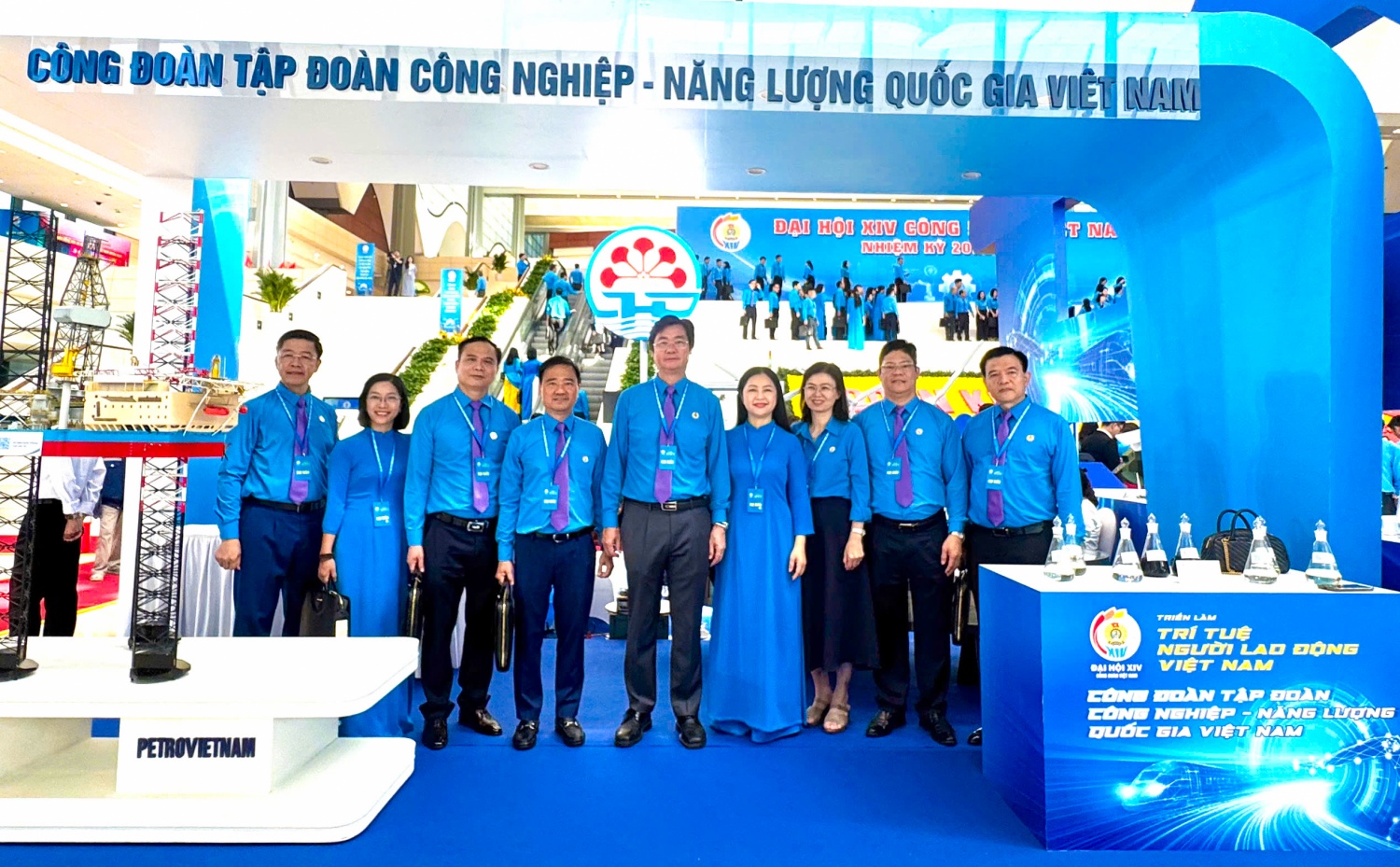 Đoàn đại biểu Công đoàn Petrovietnam dự Đại hội Công đoàn Việt Nam lần thứ XIV tại gian trưng bày của Công đoàn Petrovietnam.
