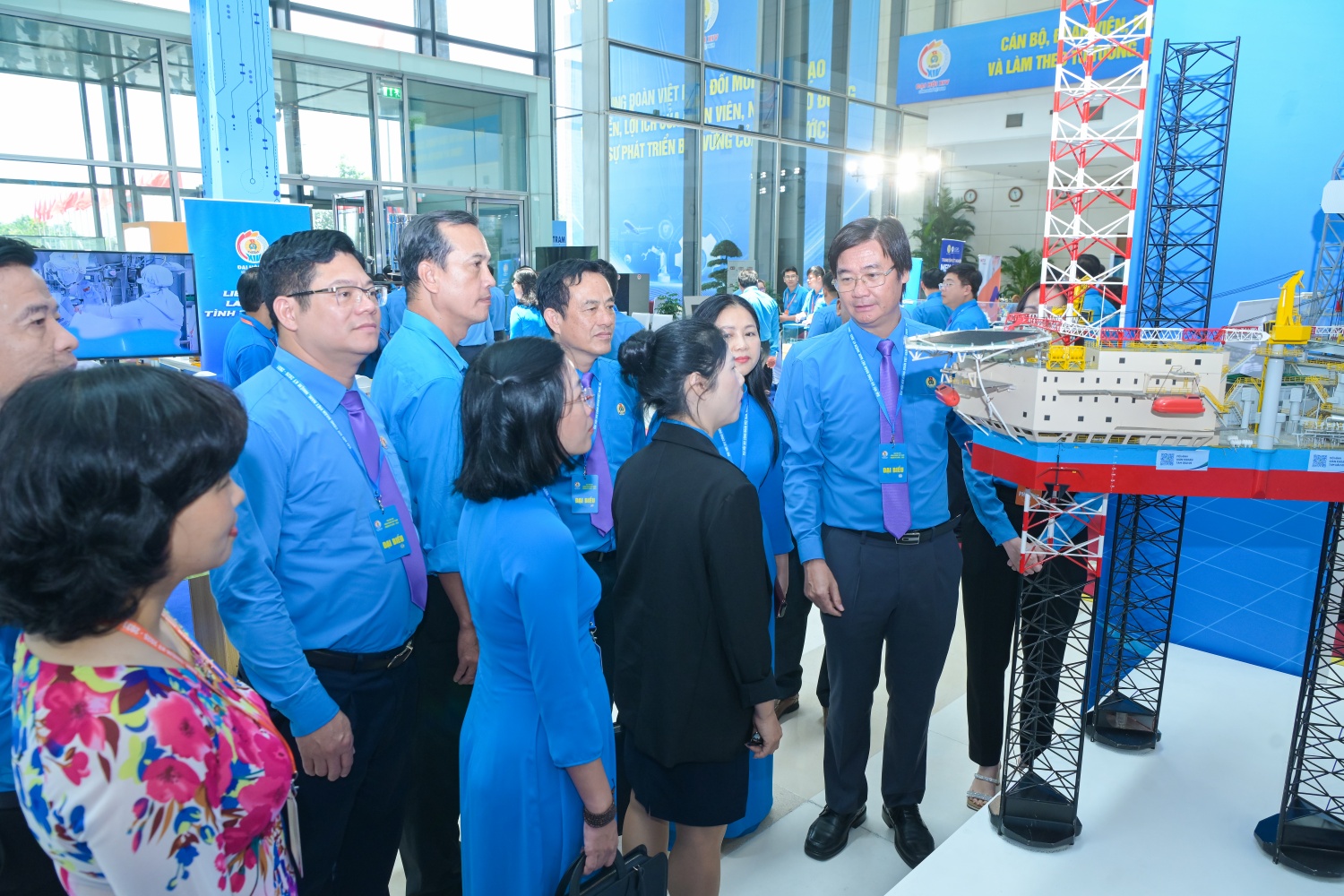 Đồng chí Nguyễn Mạnh Kha - Ủy viên Ban Chấp hành Tổng Liên đoàn Lao động Việt Nam, Chủ tịch Công đoàn Petrovietnam giới thiệu với các đại biểu về giàn khoan Tam Đảo 05.