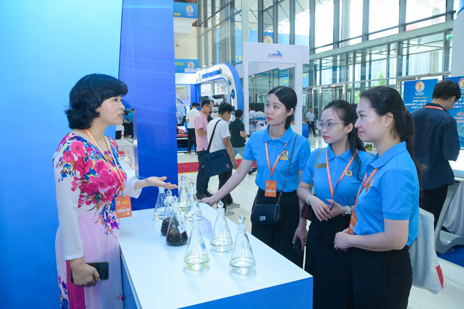 Đại biểu tham dự Đại hội nghe giới thiệu về các sản phẩm xăng dầu tại gian hàng của Công đoàn Petrovietnam.