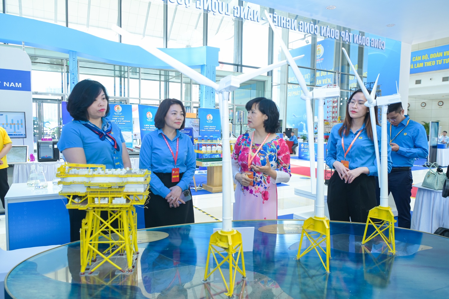 Các đại biểu nghe giới thiệu về mô hình điện gió ngoài khơi.