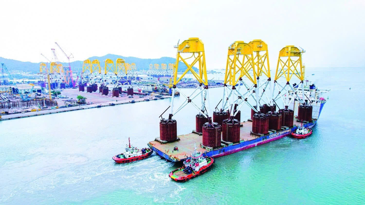 Nhiều nghiên cứu quốc tế cho thấy tiềm năng kỹ thuật của điện gió ngoài khơi Việt Nam có thể đạt hàng trăm GW, vượt xa tổng công suất nguồn điện hiện nay (trong ảnh: bãi chế tạo chân đế điện gió ngoài khơi của Tổng công ty Cổ phần Dịch vụ Kỹ thuật Dầu khí Việt Nam (PTSC)