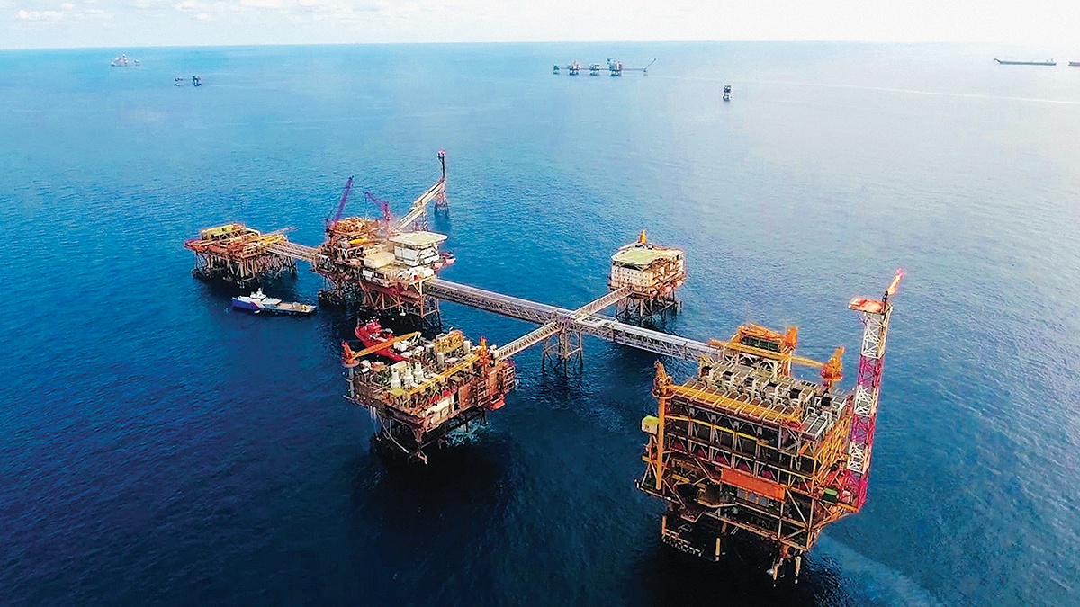 Hoạt động khai thác dầu khí ngoài khơi của Petrovietnam (mỏ Bạch Hổ)