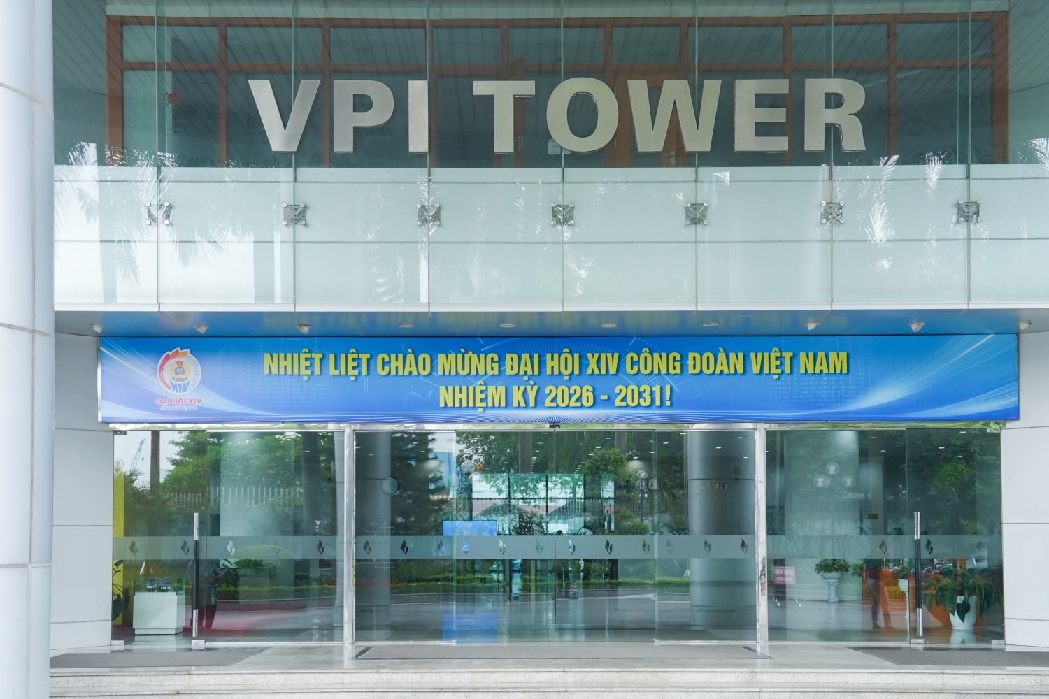 Băng rôn biểu ngữ chào mừng Đại hội tại Tòa nhà Viện Dầu khí (VPI).