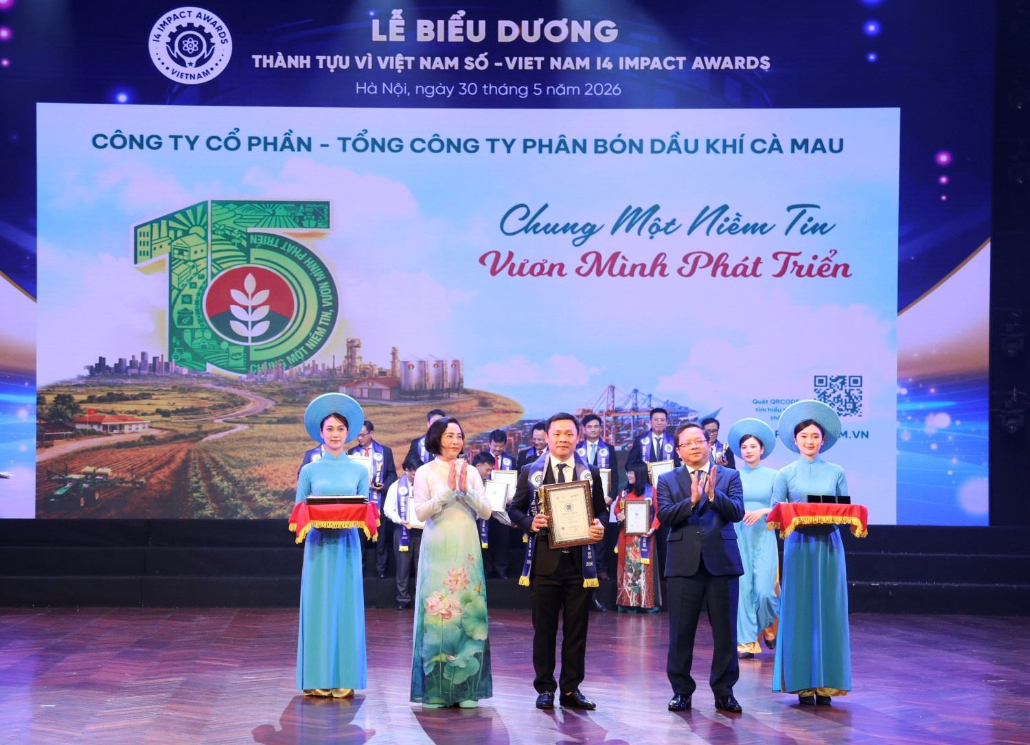Đại diện PVCFC nhận biểu trưng vinh danh Doanh nghiệp có dịch vụ số xuất sắc, Công nghiệp thông minh và Công nghệ AI tác động tới cuộc sống.