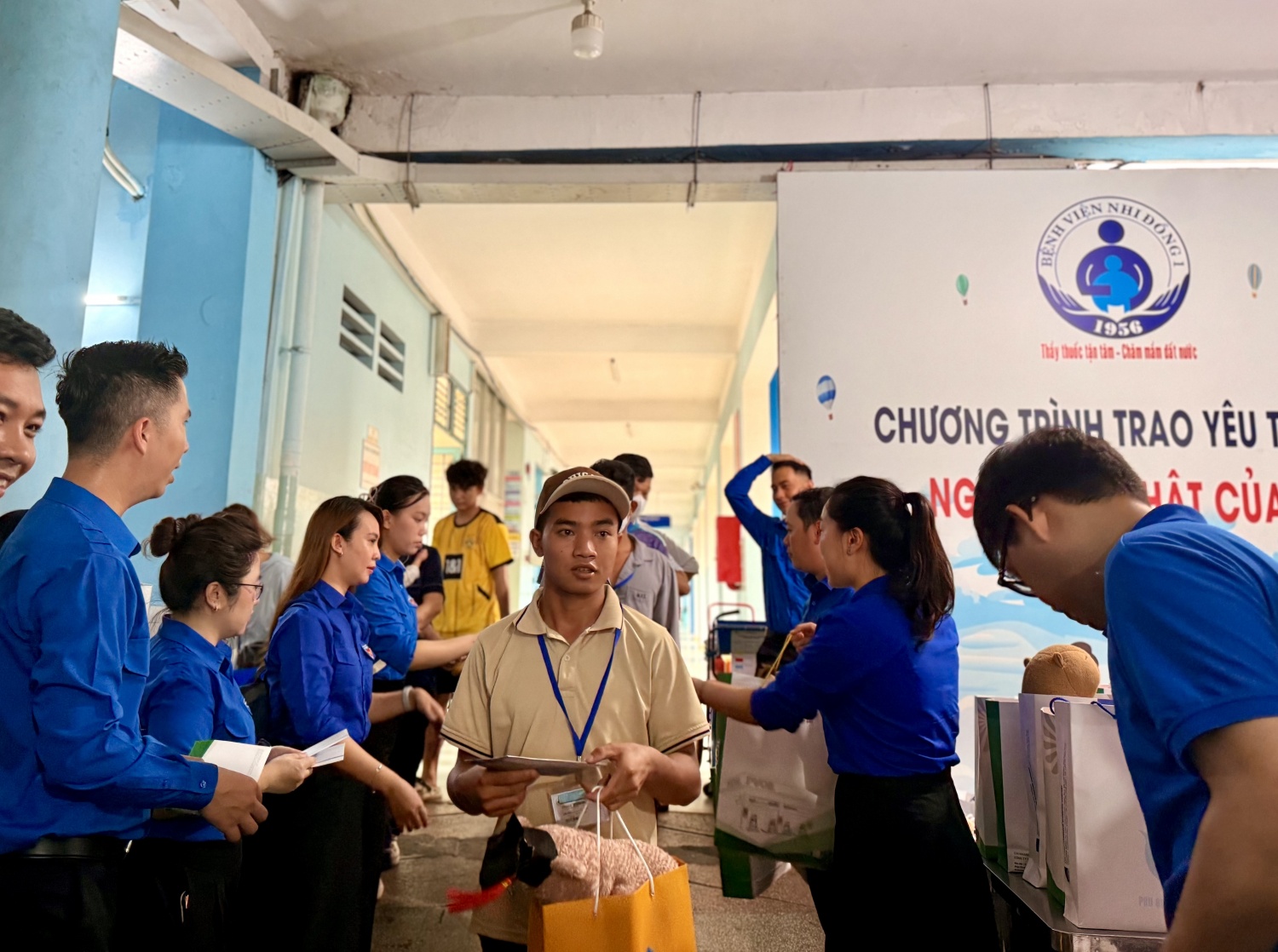 Chương trình đã tiếp nhận và trao nhiều truyện tranh, gấu bông do cán bộ, nhân viên các đơn vị quyên góp, gửi đến các bệnh nhi.