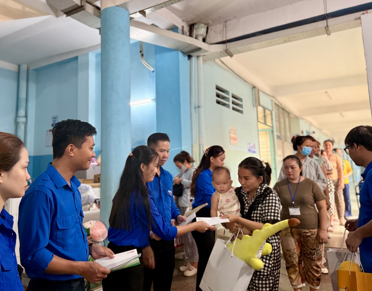 Đoàn Thanh niên các đơn vị PTSC, PVOIL, BIENDONG POC, PQPOC, PVMR, PV Drilling, Gas South, PETROSETCO, PVcomBank và SPE Việt Nam đã trao tặng 200 phần quà cho các bệnh nhi tại khoa Thận, Gan và Chăm sóc tích cực
