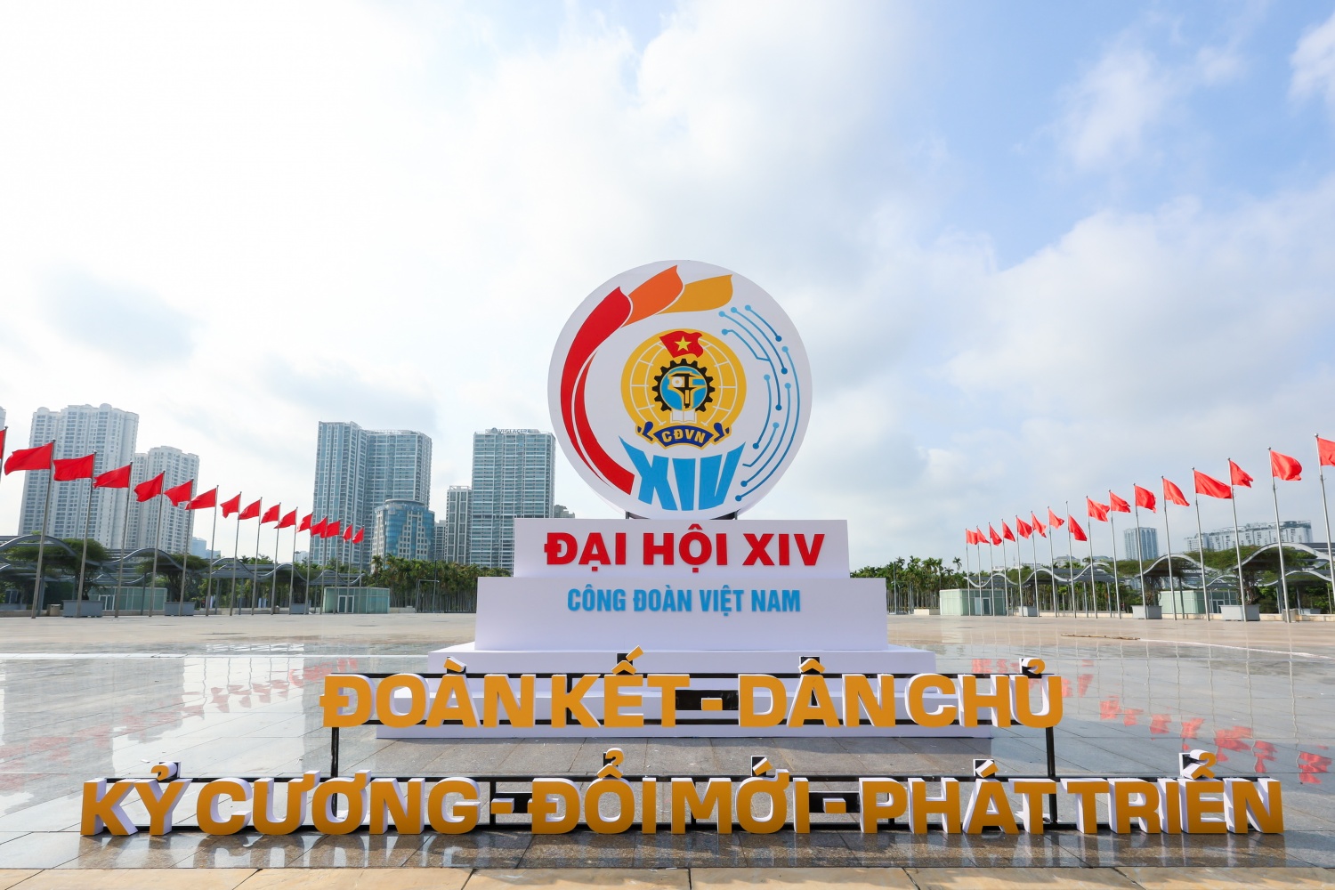 Cụm pano chào mừng Đại hội Công đoàn Việt Nam lần thứ XIV nhiệm kỳ 2026-2031 tại Trung tâm Hội nghị Quốc gia (Hà Nội).